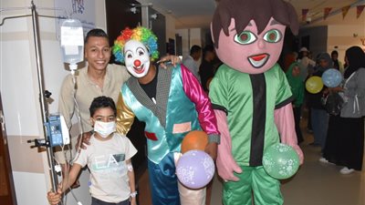 بالألعاب والهدايا.. متطوعو الهلال الأحمر يدعمون الأطفال مرضى السرطان في الأقصر