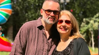 العائلة كلها شهر يونيو.. محمد محمود عبد العزيز يحتفل بعيد ميلاد والدته