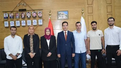 رئيس جامعة بنها يكرم فريق عمل معمل التشخيص البيطري