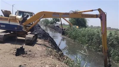 محافظ المنوفية يتلقى تقريرًا عن خطة تطهير ورفع المخلفات بالترع والمجارى المائية