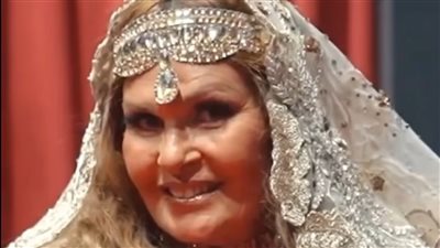 يسرا تشوق جمهورها لمسرحية 