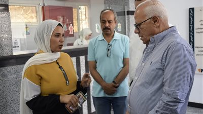 محافظ بورسعيد يستمع لآراء المواطنين حول الخدمات المقدمة بالمراكز التكنولوجية 