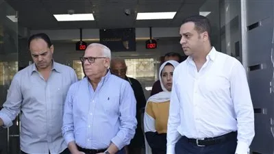 محافظ بورسعيد يلتقى العاملين بديوان عام حى العرب