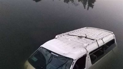 بها 14 راكبا.. انقلاب سيارة زفة في مياه ترعة جنوب الأقصر