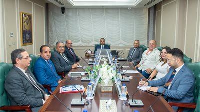 وزير الدولة للإنتاج الحربي يستقبل ممثلي شركة 