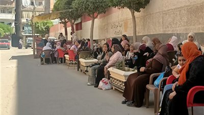 أمهات طلاب الثانوية العامة يترقبون خروج أبنائهم من الامتحان