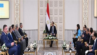 رئيس الوزراء يؤكد دعمه لمشروع إعادة تدوير مخلفات السفن العابرة لقناة السويس