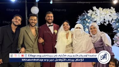 مع عائلته.. ويجز يحتفل بحفل زفاف مدير أعماله