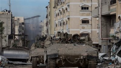دبابات إسرائيلية تجتاح شمال وجنوب قطاع غزة
