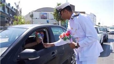 الداخلية تشارك المواطنين الاحتفال بذكرى ثورة 30 يونيو.. وتوزع الهدايا عليهم (فيديو)