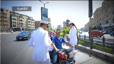 تزامنا مع الاحتفال بذكرى 30 يونيو.. الداخلية تشارك المواطنين الاحتفال وتوزع الهدايا عليهم (صور) 