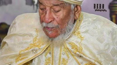 البابا تواضروس يتقدم بالعزاء لنيافة الأنبا بيشوي في نياحة القمص إسحق بشارة