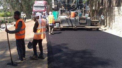 رئيس مدينة الأقصر يتابع أعمال الرصف الجارية بمنطقة حي المطار