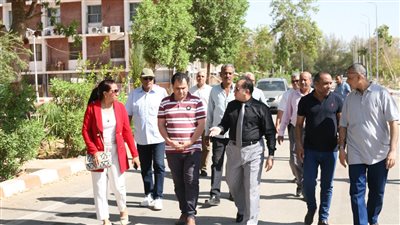 رئيس جامعة جنوب الوادي يناقش إنشاء مجمع امتحانات لطلاب الجامعة