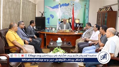 محافظ الفيوم يناقش مشكلات ضعف مياه الشرب