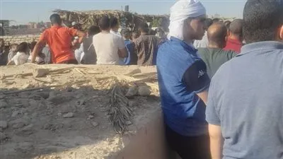 أهالي منطقة الوليدية بحي شرق أسيوط يشيعون جنازة سيدة وأختها وأبنائها الأربعة ضحايا العقار المنهار بشارع رياض