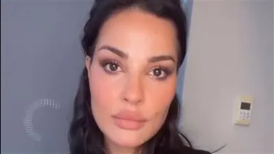 نادين نجيم تضع مكياج مع جمهورها
