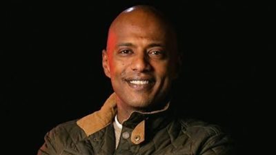 أمير صلاح الدين يروج لشخصيته في 