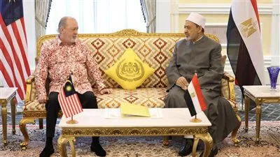 ملك ماليزيا يطلب من شيخ الأزهر زيادة أعداد المبعوثين الأزهريين لهم