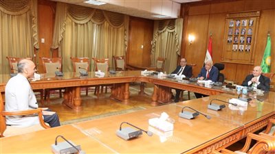 رئيس جامعة المنوفية يرأس لجنة الوظائف القيادية لإجراء مقابلات لاختيار مديري العموم وأمناء الكليات