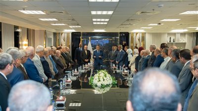 في أول لقاء له عقب تجديد الثقة.. وزير الإنتاج الحربي يجتمع بقيادات الوزارة