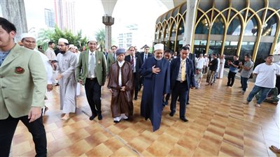 شيخ الأزهر يؤدي صلاة الجمعة بالمركز الإسلامي في تايلاند.. وسط احتفاء كبير