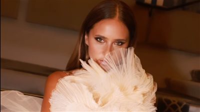 نيللي كريم تخطف الأنظار في باريس 