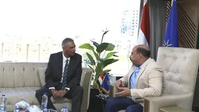 لقاءمحافظ أسوان الجديد بالمحافظ السابق بمكتبه لتسليمه الملفات التنموية والخدمية 