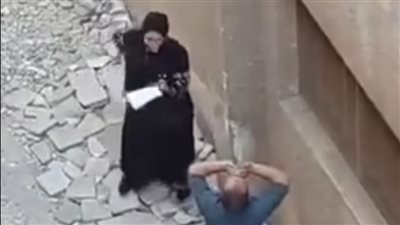  أولياء أمور يلقون إجابات امتحان كيمياء خلف سور المدرسة.. فما العقوبة المتوقعة لهم؟ 