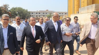 محافظة القليوبية يقود حملة مكبرة لإزالة الإشغالات والباعة الجائلين في مدينة بنها