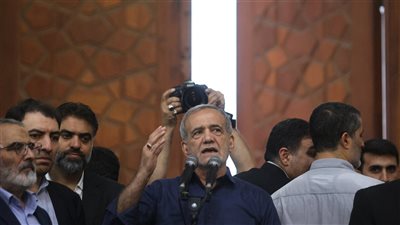 بعد يوم من تولي بزشكيان.. اعتقال محامي انتقد قمع المظاهرات