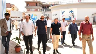 في أولى جولاته الميدانية.. محافظ أسوان يأمر برفع المعاناة عن المواطنين ويتابع مستوى الأداء بمركز خدمة العملاء