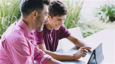 دور الوالدين في دعم أبنائهم خلال فترة الثانوية العامة: الأسس الحيوية للنجاح الأكاديمي والشخصي