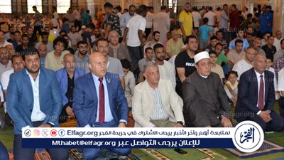 محافظ الإسماعيلية يؤدي شعائر صلاة الجمعة بمسجد أبوبكر الصديق