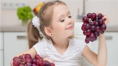 العنب: كنز غذائي لصحة الأطفال