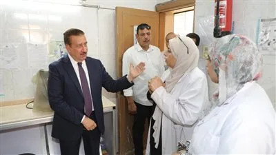 محافظ المنوفية يفاجئ عيادة الجلدية والتناسلية والجزام ويحيل 27 من العاملين للتحقيق 