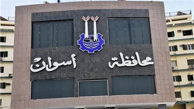 محافظ أسوان يقدم واجب العزاء لأسر وأهالى 4 فتيات تعرضن للغرق بنهر النيل بفارس 