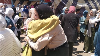 بالورود والبلالين.. أولياء أمور طلاب الثانوية العامة يحتفلون معهم أمام اللجان لانتهاء الامتحانات (صور)