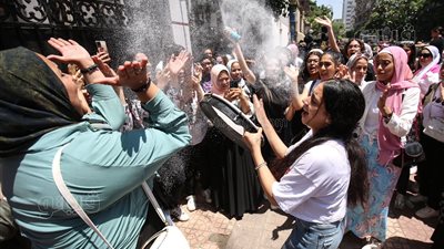 طلاب الثانوية العامة بالإسكندرية يحتفلون بنهاية الامتحانات