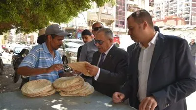 محافظ بورسعيد يتفقد المخابز البلدية للتأكد من الالتزام بالمواصفات المحددة
