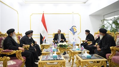 وفد من مطرانية نجع حمادى يقدم التهنئة لمحافظ قنا بثقة القيادة السياسية