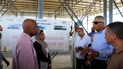 محافظ أسوان يتفقدالموقف الجديد سيارات السيرفيس بكوم أمبو