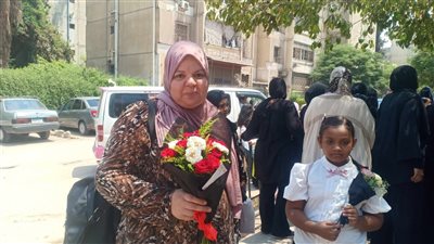 أولياء أمور طلاب الثانوية العامة ينتظرون خروج ابنائهن من اللجان بالورود