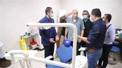 نائب وزير الصحة يتفقد مستشفى هليوبوليس ويصرف مكافأة مالية لفريق مكافحة العدوى 