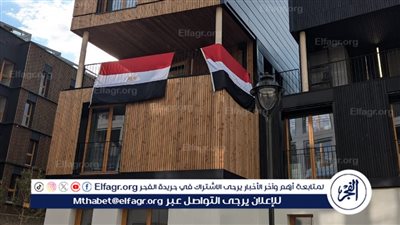 رفع العلم المصري على مبنى مقر البعثة في القرية الأولمبية بباريس