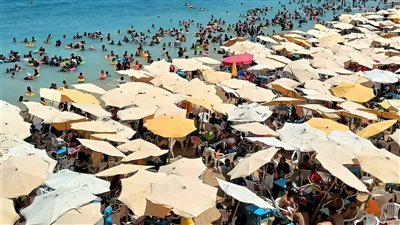 ازدحام شواطىء محافظة الإسكندرية تزامنًا مع انتهاء ماراثون الثانوية العامة
