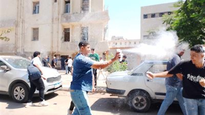 طلاب الثانوية العامة يحتفلون أمام اللجان لانتهاء الامتحانات بالقليوبية (صور)