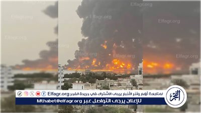  اندلاع حريق ضخم عقب غارات جوية إسرائيلية عنيفة على مدينة الحديدة غربي اليمن 