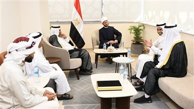 وزير الأوقاف يستقبل وفدًا من شيوخ شمال سيناء والهلال الأحمر (صور)