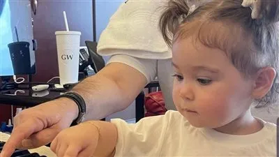 عزف البيانو.. ظهور خاص لـ جورج وسوف وحفيدته الأولي 